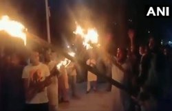 PoK में नीलम-झेलम नदीं पर बांध बनाने के विरोध में उतरे लोग, मशाल लेकर लगाए चीन विरोधी नारे लगाए; देखें VIDEO