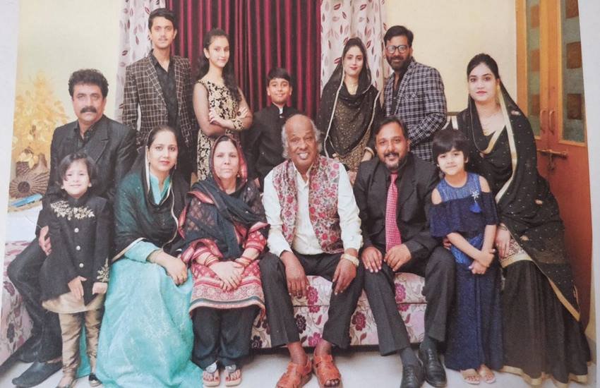 Rahat Indori: हिंदुस्तान के लोकप्रिय शायर औऱ गीतकार राहत इंदौरी अब इस दुनिया में नहीं हैं। हालांकि उनके लिखे शेय उनके जाने के बाद भी लोगों की जुबां पर हमेशा रहेंगे। राहत इंदौरी के देश और देश के बाहर भी लाखों फैंस थे। राहत इंदौरी का जन्म मध्यप्रदेश के देवास शहर के बेहद साधारण परिवार में हुआ था। उनका बचपन मुफलिसी में गुजरा है, राहत साहब के वालिद रफ्तुल्लाह कुरैशी ने इंदौर शहर में ऑटो तक चलाया और कपड़ा मिल में काम भी किया है। आइए जानते हैं अपने पीछे परिवार में किन्हें छोड़ गए हैं राहत इंदौरी (Photos: Social Media):