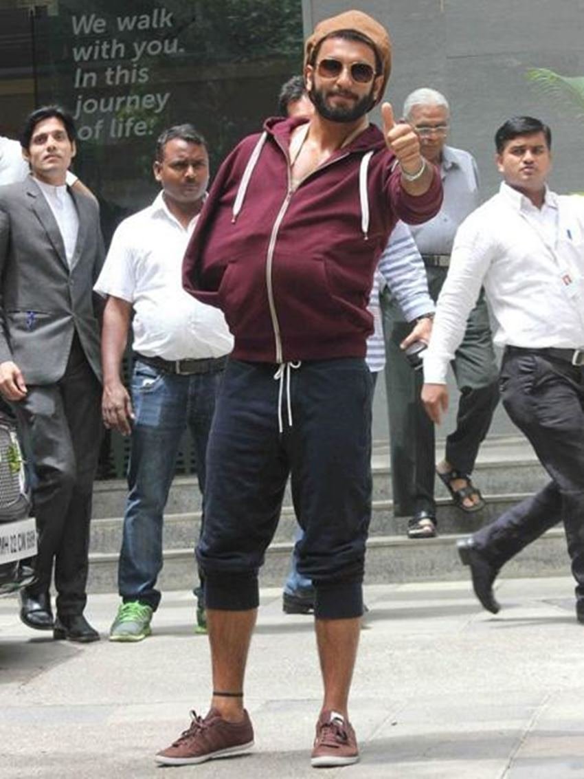 कुछ समय पहले रणवीर सिंह फिल्म के सेट पर बीमार पड़ने लगे थे और उन्हें अक्सर चोटें भी लग जाती थीं। इससे बचने के लिए उन्होंने पैर में काला धागा बांधना शुरू कर दिया।