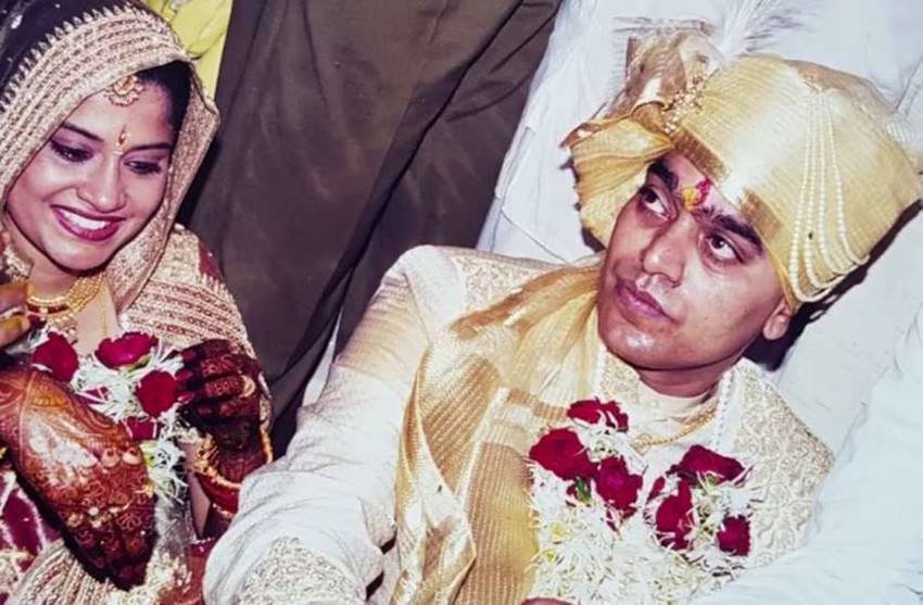 रेणुका शहाणे को सलमान खान की हिट फिल्म 'हम आपके हैं कौन' से पहचान मिली। जिसके बाद उन्होंने मराठी थियेटर और डायरेक्टर विनय केनकरे से शादी की। यह रिश्ता ज्यादा नहीं चल सका। जिसके बाद उनका तलाक हो गया। एक फ़िल्म शूटिंग के दौरान उनकी मुलाकात बॉलीवुड एक्टर आशुतोष राणा से हुई और उनसे शादी की।