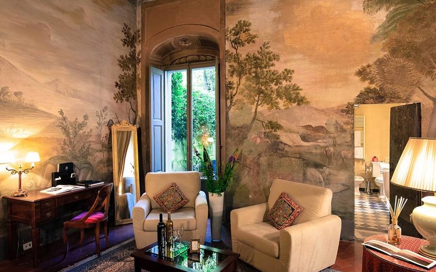 रिया के मुताबिक होटल के कमरे में एक डोम की तरह स्ट्रक्चर था और दरवाजे की किवाड़ पर फोटोज लगी हुई थीं। कमरे में मुझे डर लगा, लेकिन सुशांत ने कहा कोई बात नहीं सब ठीक है। लेकिन बाद में वो सो नहीं पाया।