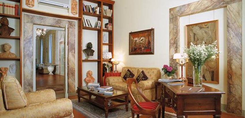 यह होटल इटली के मशहूर होटलों में शुमार है। बाहर से आने वाले सैलानियों को ये होटल अपनी ओर आकर्षित करता है।