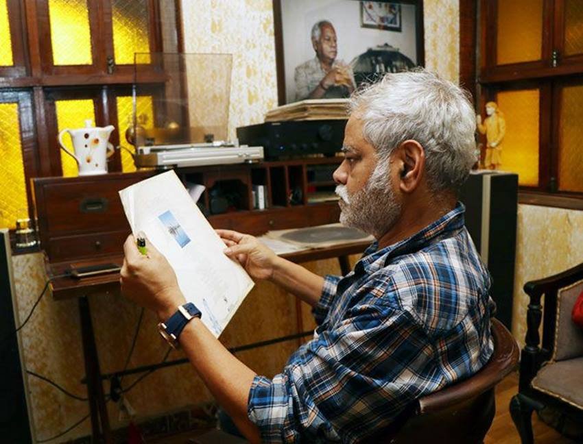 संजय मिश्रा अपने इसी घर में फिल्मों की स्क्रिप्ट सुनते हैं, अपना लुक टेस्ट करते हैं औऱ साथ ही कॉस्यूम्स का ट्रायल भी वह इसी में करते हैं।