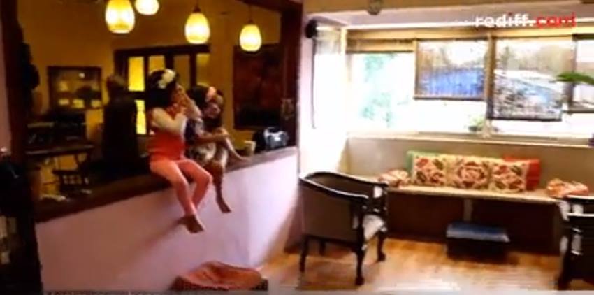 जिस बिल्डिंग में संजय मिश्रा का ये फ्लैट है उसी में उनका एक और फ्लैट है।