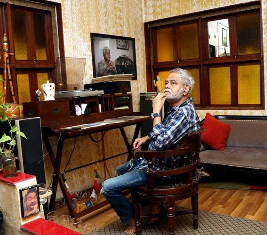 घर की दीवारों पर संजय के परिवार के सदस्यों की तस्वीरें लगी हुई हैं जिन्हें उन्होंने खुद खींचा है।