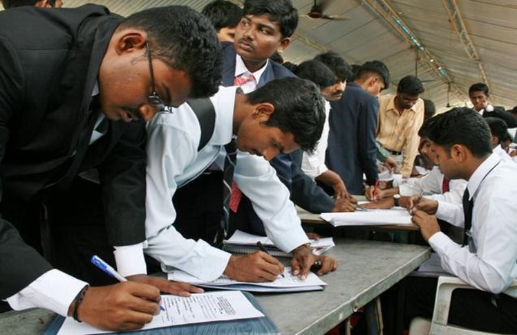 सरकारी नौकरी के लिए इन विभागों में कर सकते हैं आवेदन, देखें पूरी डिटेल