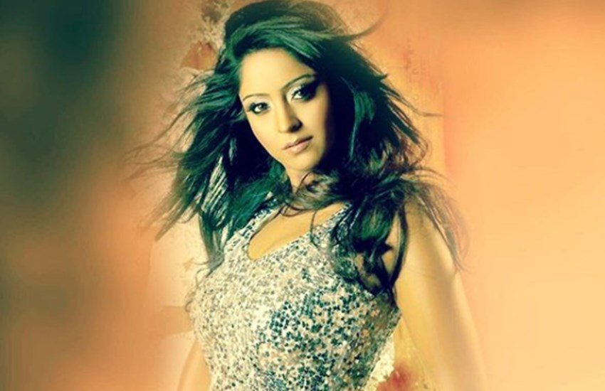 bhojpuri actress shubhi sharma, bhojpuri cinema lip lock, lip lock in bhojpuri song,