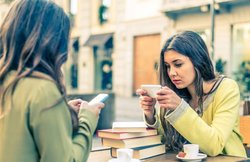 स्मार्टफोन की आत्मनिर्भरता में लगेगा एक दशक का वक्त, जानें- क्यों पीछे हैं भारतीय कंपनियां