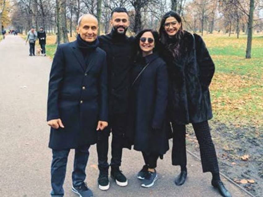 सोनम कपूर अपने सास ससुर के साथ वेकेशन पर भी जाती हैं। सोनम ने शादी के बाद मीडिया में कहा था कि मैं एक पापा का घर छोड़कर दूसरे पापा के घर आ गई हूं।