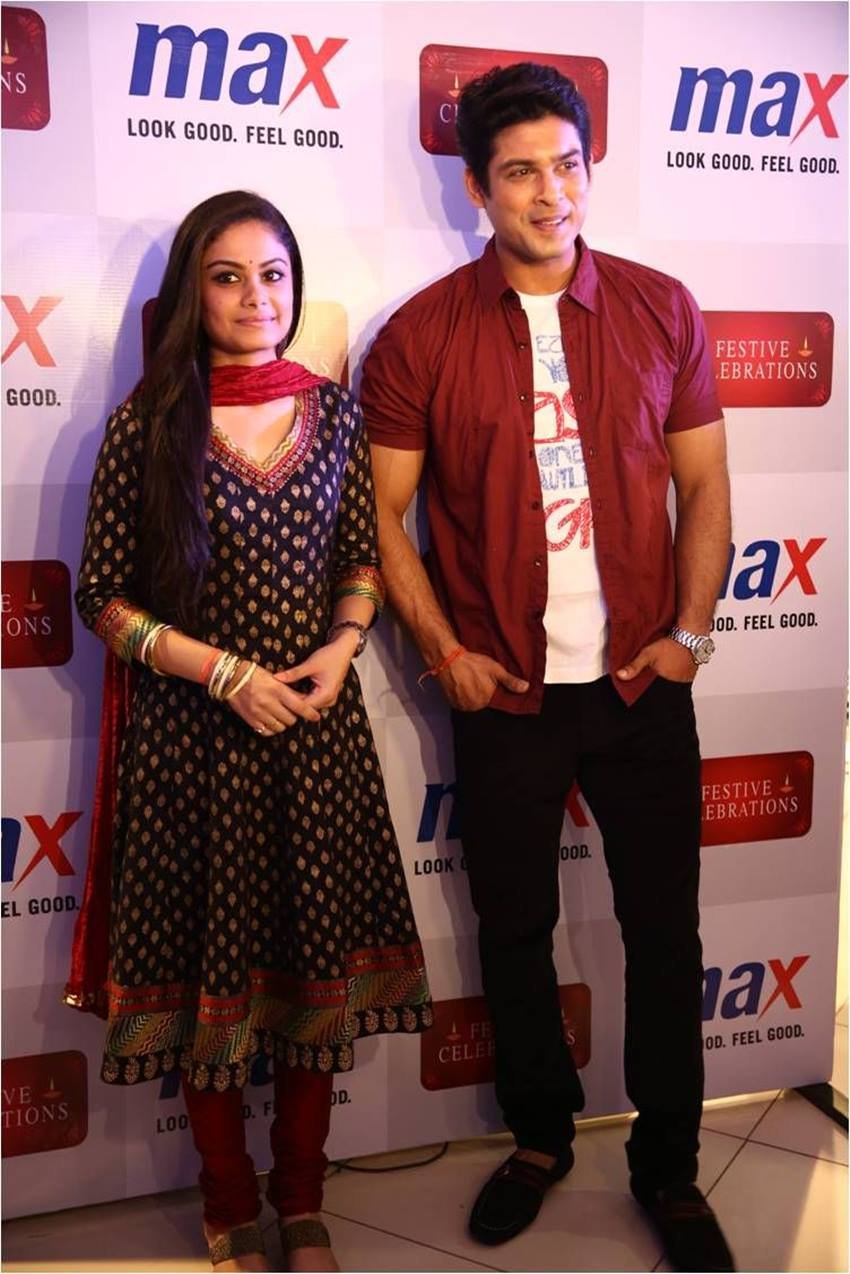 तोरल रासपुत्रा और सिद्धार्थ शुक्ल - सुपरहिट सीरियल “बालिका वधू” के मुख्य किरदार के रूप में लोगों ने तोरल और सिद्धार्थ के केमिस्ट्री को खूब पसंद किया। दोनों शुरू में तो बहुत अच्छे दोस्त थे। लेकिन एक बार जब सीरियल के हनीमून सीक्वेंस की शूटिंग के लिए वो कश्मीर गए थे, दोनों के बीच किसी बात को लेकर झगड़ा हो गया। मीडिया रिपोर्ट्स की माने तो कश्मीर से लौटकर भी दोनों के बीच दूरियां बनी रही।