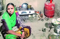 उज्ज्वला योजना की 76.47 लाख लाभार्थी महिलाओं के खाते में नहीं पहुंची मुफ्त सिलेंडर की रकम, बैंक खाते के चलते फंसा 31 लाख लाभार्थियों का पैसा