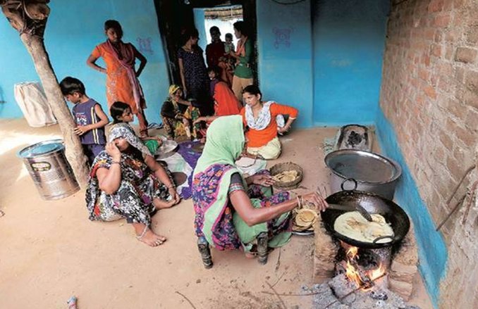 खाना बनाने के लिए LPG इस्तेमाल नहीं कर रहे 43% लाभार्थी, उज्ज्वला योजना की सफलता पर सवाल