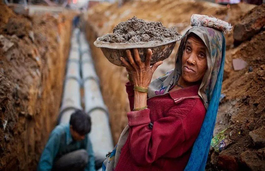 मौजूदा महामारी के संक्रमण के दौर में मजदूर वर्ग को कई प्रकार की दुश्वारियों से दो-चार होना पड़ा है।