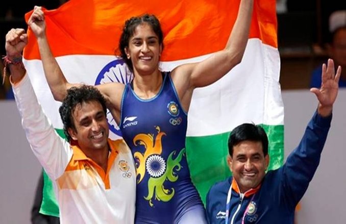 चोट के कारण डेढ़ साल बिस्तर पर रहीं, अगले ऑलंपिक के लिए किया क्वालिफाई – जानिये ‘गोल्डन गर्ल’ विनेश फोगाट का सफर