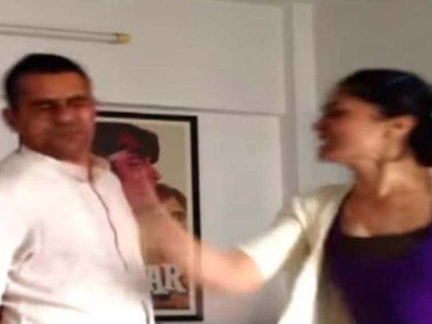 Subhash Kapoor: 'जॉली एलएलबी' जैसी फिल्मों को डायरेक्ट कर चुके सुभाष कपूर एक्ट्रेस गीतिका कपूर से थप्पड़ खा चुके हैं। इसका वीडियो सोशल मीडिया पर काफी वायरल हुआ था। वीडियो में गीतिका सुभाष की पत्नी डिंपल खरबंदा के सामने ही उन्हें थप्पड़ मारती नजर आ रही थीं। उस समय एक्ट्रेस ने सुभाष कपूर पर सेक्शुअल हैरेसमेंट का आरोप भी लगाया था।