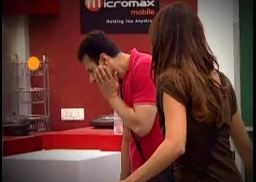 Aryan Vaid: सरेआम अपनी बीवी से थप्पड़ खाने वालों में मशहूर कलाकार आर्यन वैद भी शामिल हैं। कहा जाता है कि किसी बात पर उनका अपनी बीवी से झगड़ा हो गया था। जिसके बाद जब आर्यन शूटिंग कर रहे थे तभी वहां उनकी पत्नी एलेक्जेंड्रिया शूटिंग पर पहुंच गयी और उन्हें सभी के सामने थप्पड़ जड़ दिया।