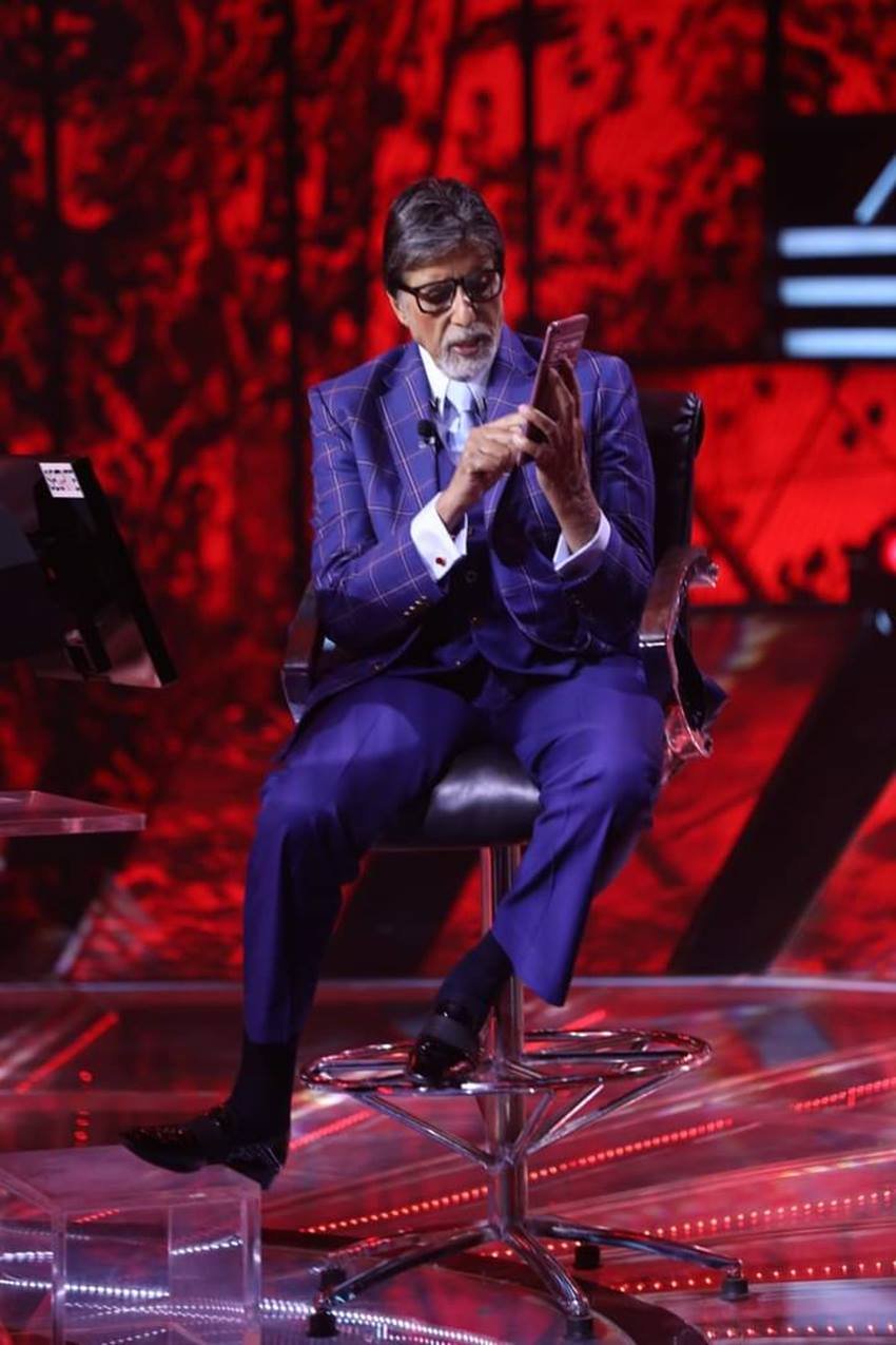 अमिताभ ने जो कविता लिखा है वह इस प्रकार है- जी हां हुज़ूर मैं काम करता हूं, मैं तरह तरह के काम करता हूं, मैं क़िस्म-क़िस्म के काम करता हूं, कुछ काम किए थे मैंने मस्ती में, कुछ किए प्रात- रात ज़बरदस्ती में, ये kbc की लत लगी है लोगों को, संतुष्ट करूं बस यही अपेक्षा Sony को, शुरुआत हुई है..अभी तो दिन कुछ बाक़ी हैं, स्नेह आदर प्यार मिले, तो हम आभारी हैं।