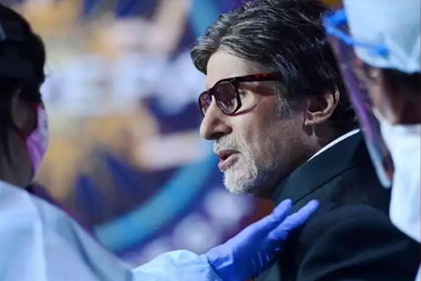 दीपक बताते हैं कि वह खुद पीपीई किट के बिना अमिताभ के पास नहीं जाते हैं।