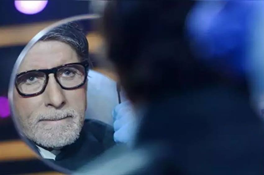 बकौल दीपक अमिताभ बच्चन का मेकअप करने में पहले जहां 45 मिनट लगते थे अब 1 घंटे से ज्यादा लगता है।