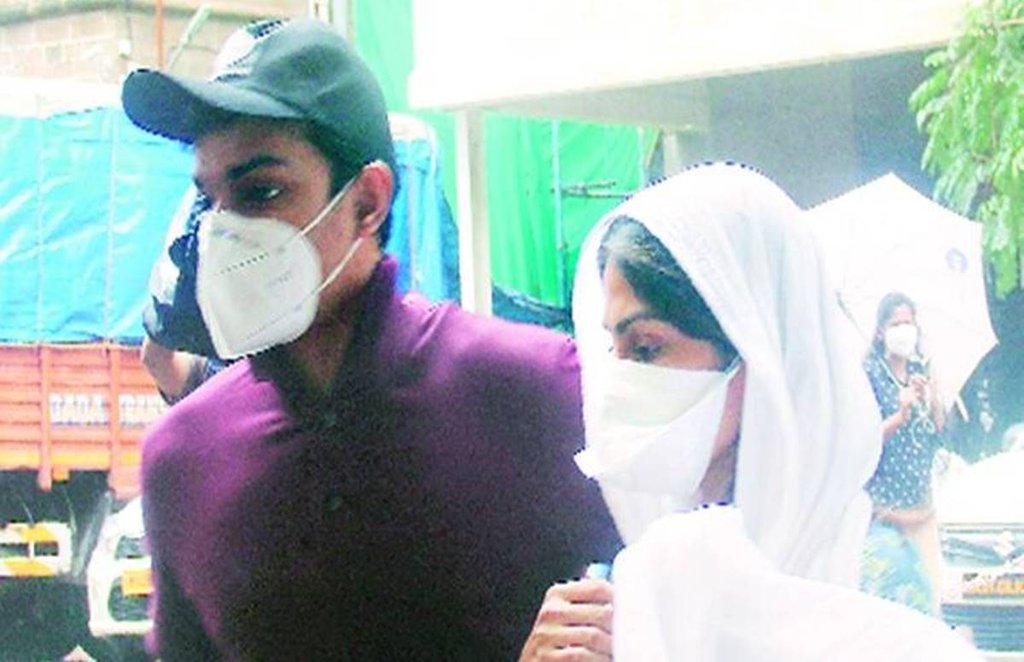 सुशांत सिंह राजपूत खुदकुशी मामले में सीबीआई की जांच तेजी से चल रही है। मुुख्य आरोपी रिया चक्रबर्ती से पुलिस कई बार पूछताछ कर चुकी है। 