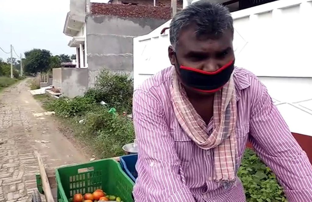 ठेले पर सब्जी बेचते हुए 'बालिका बधू' के असिस्टेंट डायरेक्टर राम वृक्ष गौड़।