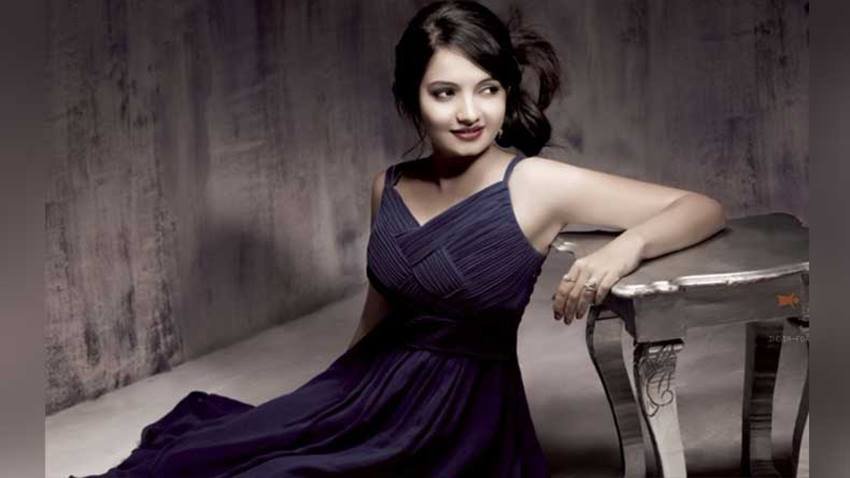 स्टार प्लस औऱ साथ निभाना साथिया के मेकर्स को जैसे ही पता लगा कि वह कलर्स के शो में भाग लेने जा रही हैं उन्हें रातों रात शो से आउट कर दिया गया।