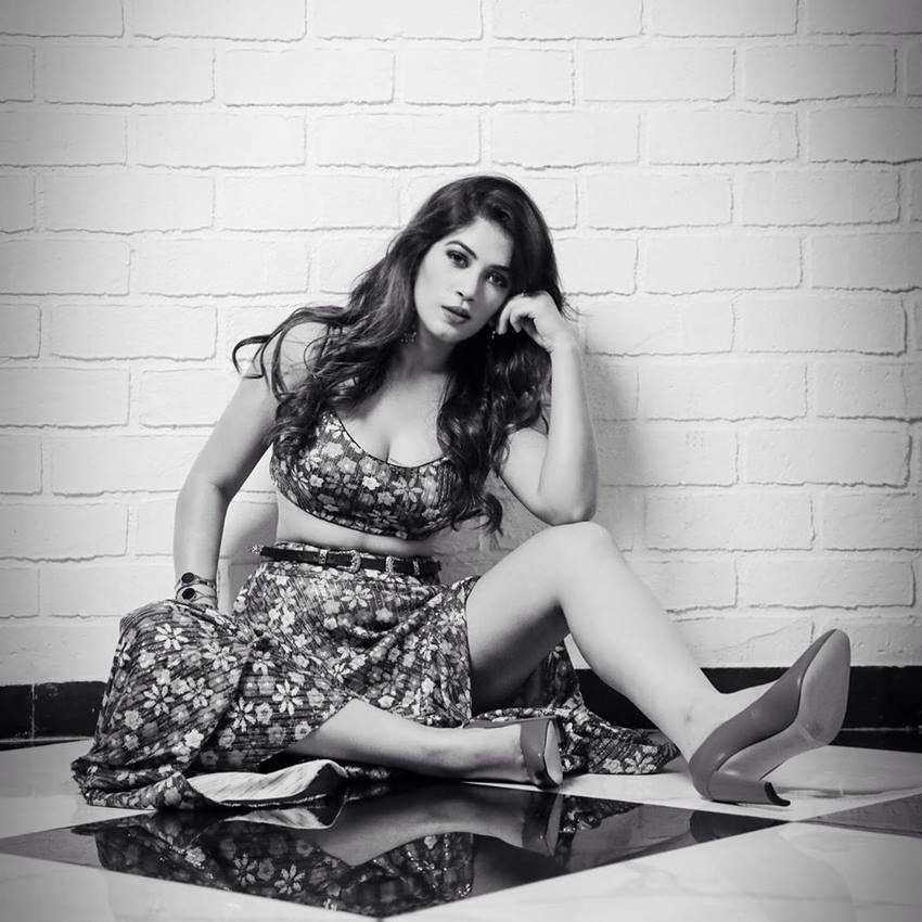 बंदगी कालरा बिग बॉस 11 में बतौर प्रतिभागी आई थीं। इस शो में वह पुनीश शर्मा के साथ रिलेशनशिप को लेकर भी काफी चर्चित थीं।