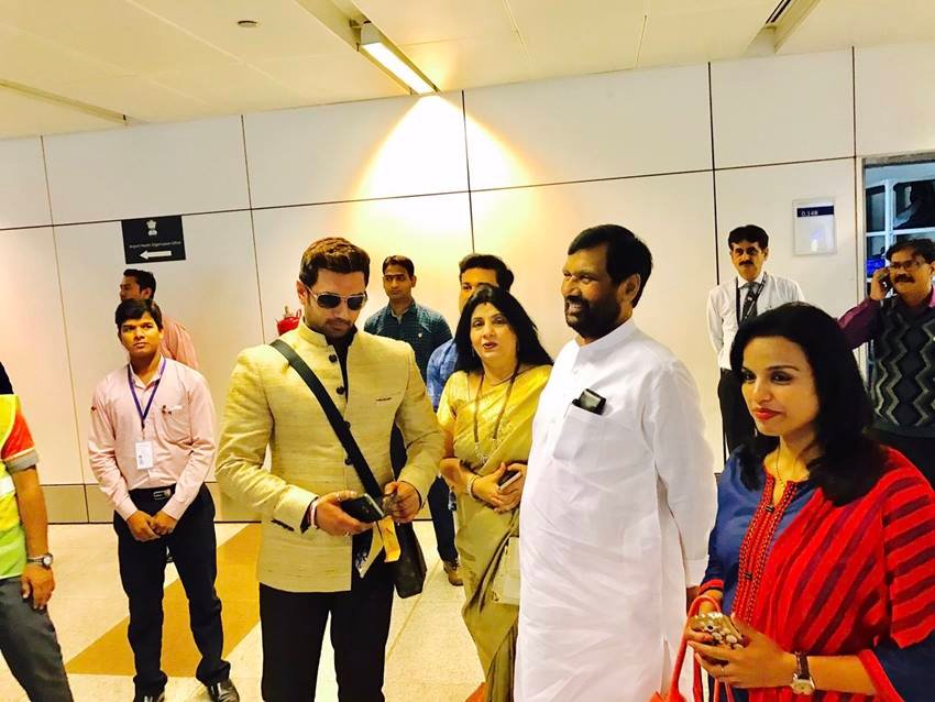 Chirag Paswan: लोक जनशक्ति पार्टी के सांसद चिराग पासवान भी बिहार चुनाव के केंद्र में हैं। इस चुनाव में वह सीट शेयरिंग को लेकर एनडीए को अपना कड़ा रुख दिखा चुके हैं। चिराग के कंधों पर पार्टी को अधिक से अधिक सीट जिताने की जिम्मेदारी है।