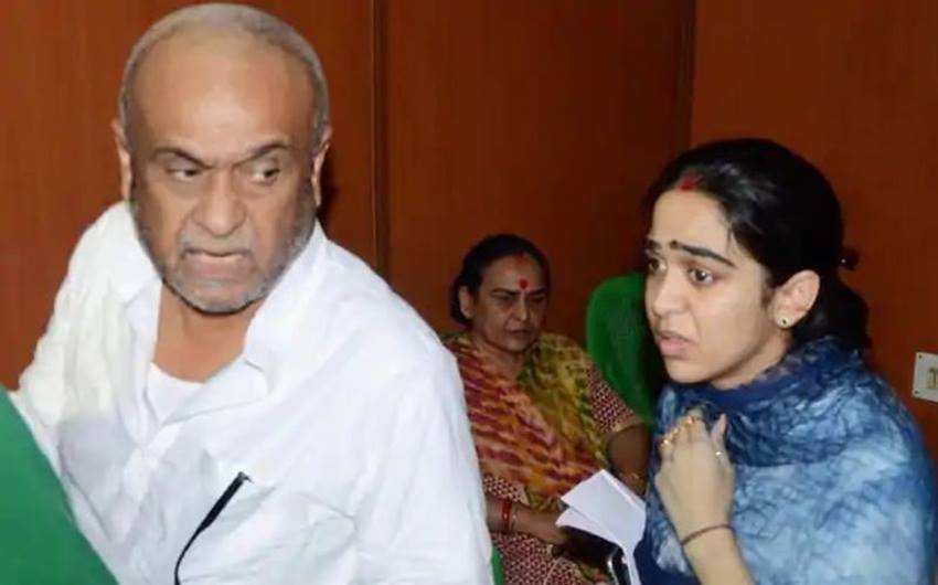 Aishwarya Rai: तेज प्रताप यादव का उनकी पत्नी ऐश्वर्या राय से तलाक का मामला कोर्ट में है। इस बीच ऐश्वर्या राय के चुनाव लड़ने की भी चर्चा जोरों पर है। माना जा रहा है कि वह अपने पति के खिलाफ ही चुनाव लड़ सकती हैं।