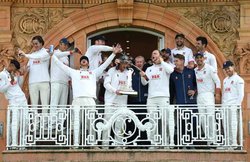 खिताब जीतने के जश्न में साथियों ने मुस्लिम क्रिकेटर के सिर पर बीयर डाली, क्रिकेट जगत में मचा बवाल