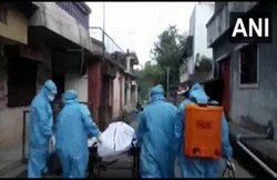 पुणे: मौत के बाद कोरोना संक्रमित को ठेले पर ले गए; अस्पताल में बेड और एंबुलेंस नहीं मिलने का आरोप; वीडियो वायरल