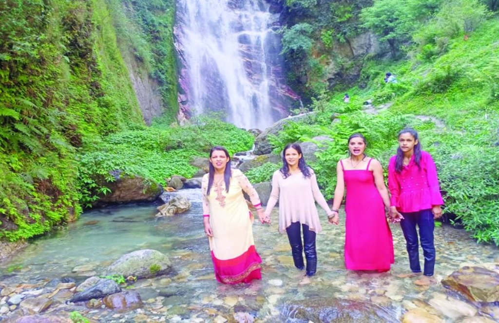 कोरोना महामारी की वजह से बंद पर्यटन उद्योग अब फिर पटरी पर आ रहा है। हिमाचल प्रदेश के कुल्लू में पहुंचने लगे हैं पर्यटक।