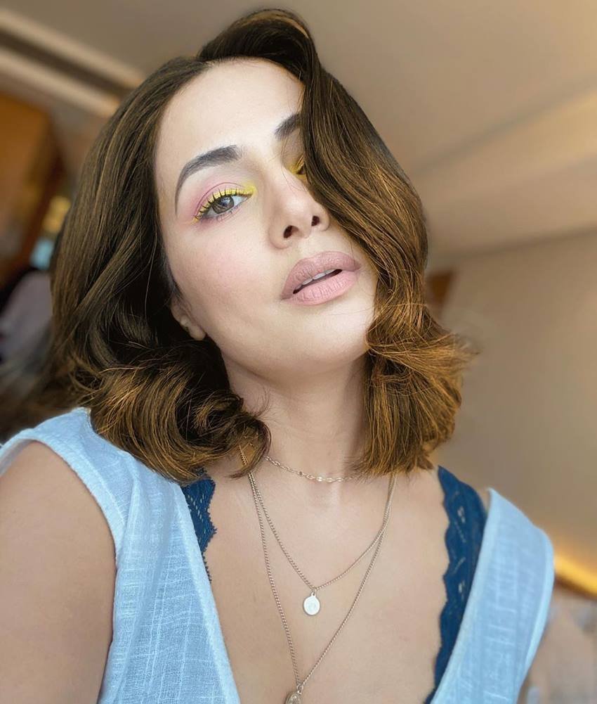 हिना खान इन फोटोज में व्हाइट टॉप और ब्लू डेनिम में दिख रही हैं।