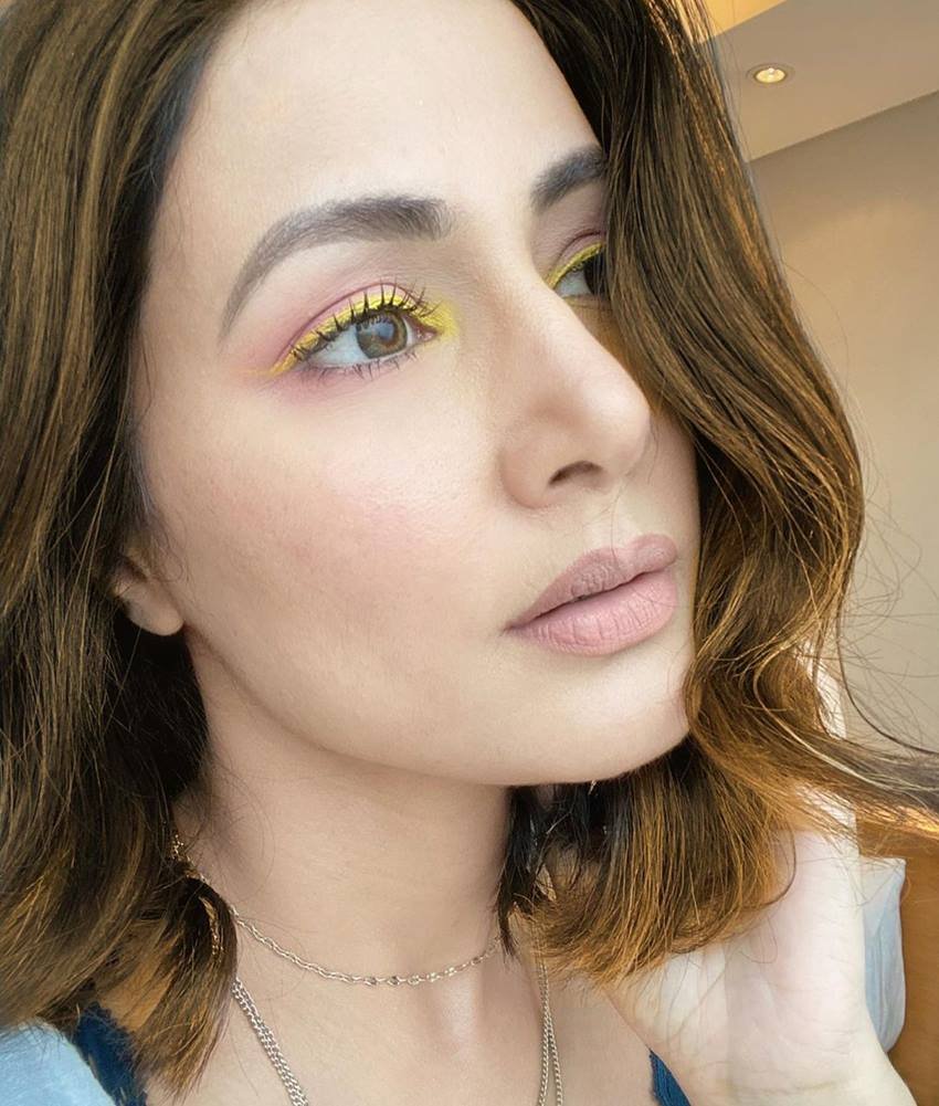 फैंस को हिना खान का ये अंदाज काफी पसंद आ रहा है।