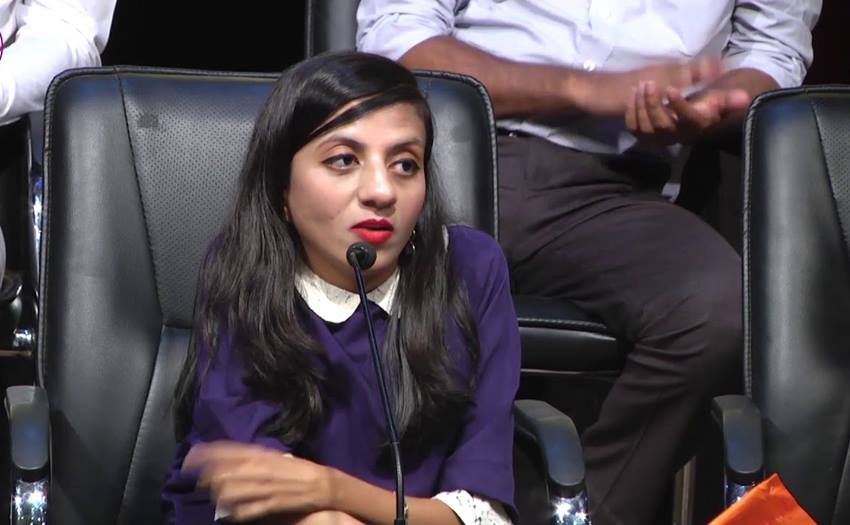 इरा सिंघल ने सबसे पहले 2010 में यूपीएससी क्लियर किया था। लेकिन विकलांग होने की वजह से उन्‍हें पोस्टिंग नहीं दी गई। इरा ने हार नहीं मानी और सेंट्रल एडमिनिस्‍ट्रेटिव ट्रिब्‍यूनल गईं और 2014 में केस जीत हैदराबाद में पोस्टिंग ली। अपनी रैंक सुधारने के लिए इरा ने साल 2014 में भी यूपीएससी परीक्षा दी और इस बार जनरल कैटेगरी में टॉप किया।