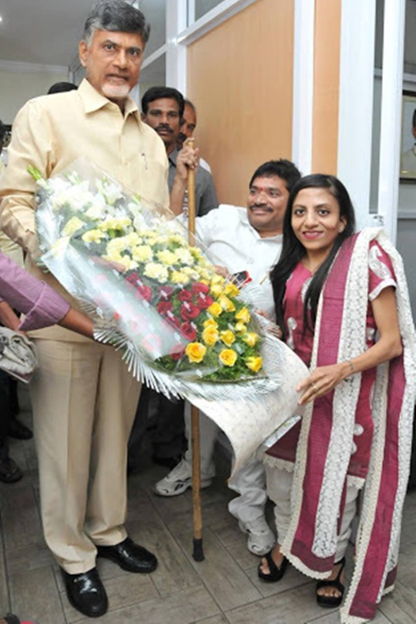 तीन बार यूपीएससी क्लियर करने वालीं इरा सिंघल ने साल 2014 की आईएएस परीक्षा में देशभर में टॉप किया। फिलहाल इरा सिंघल महिला व बाल विकास मंत्रालय में जॉइंट डायरेक्टर के पद पर तैनात हैं।