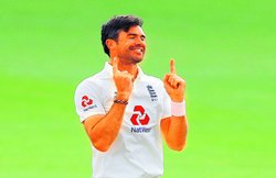 युवाओं को चुनौती दे रहे एंडरसन