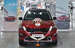 Kia Sonet: दमदार फीचर्स के साथ 18 सितंबर को लांच होगी SUV! प्लांट से बाहर आई पहली गाड़ी, जानें खास बातें