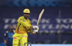 IPL 2020: महेंद्र सिंह धोनी ने बल्ला बदल लगाई छक्कों की हैट्रिक, गेंद को पहुंचाया स्टेडियम के बाहर; देखें Video