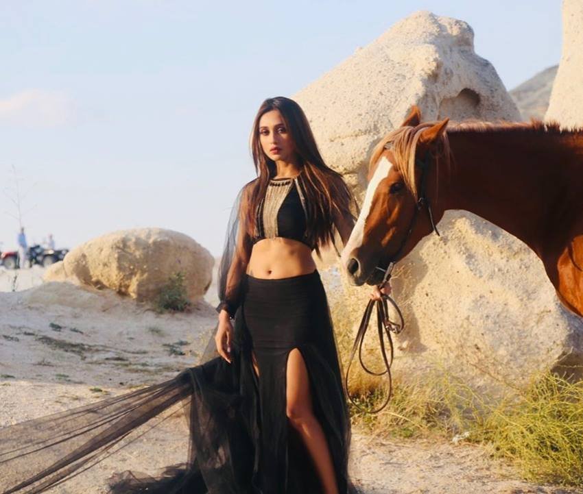 मिमी चक्रवर्ती ने ये तस्वीरें अपने इंस्टाग्राम अकाउंट से पोस्ट की हैं।