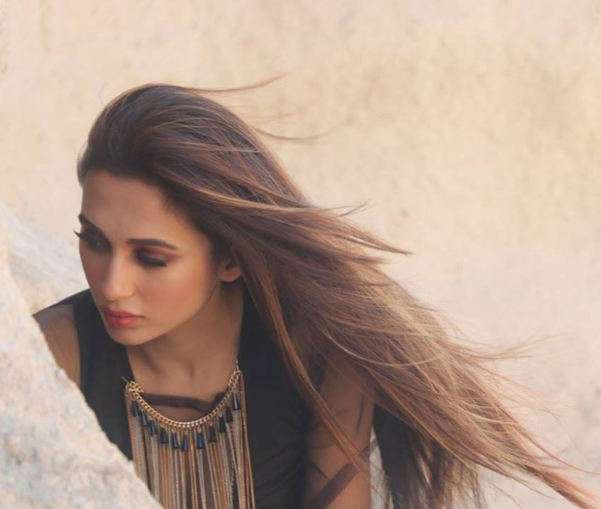 तस्वीरों में मिमी चक्रवर्ती फैंस को काफी खूबसूरत लग रही हैं।