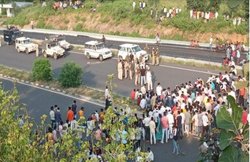 राजस्थान: अनारक्षित सीटों को ST वर्ग से भरने की मांग पर अड़े छात्रों का पुलिस पर हमला और वाहन फूंके, ASP ने 15 किमी तक ट्रक के पीछे लटक कर बचाई जान