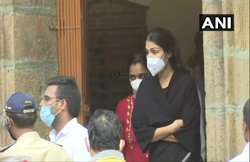 जितना ड्रग्स का केस रिया पर बना है उतना गांजा दिल्ली की सड़कों पर मिलता है, बोले पूर्व एसीपी; लोगों ने दिल्ली पुलिस पर उठाए सवाल