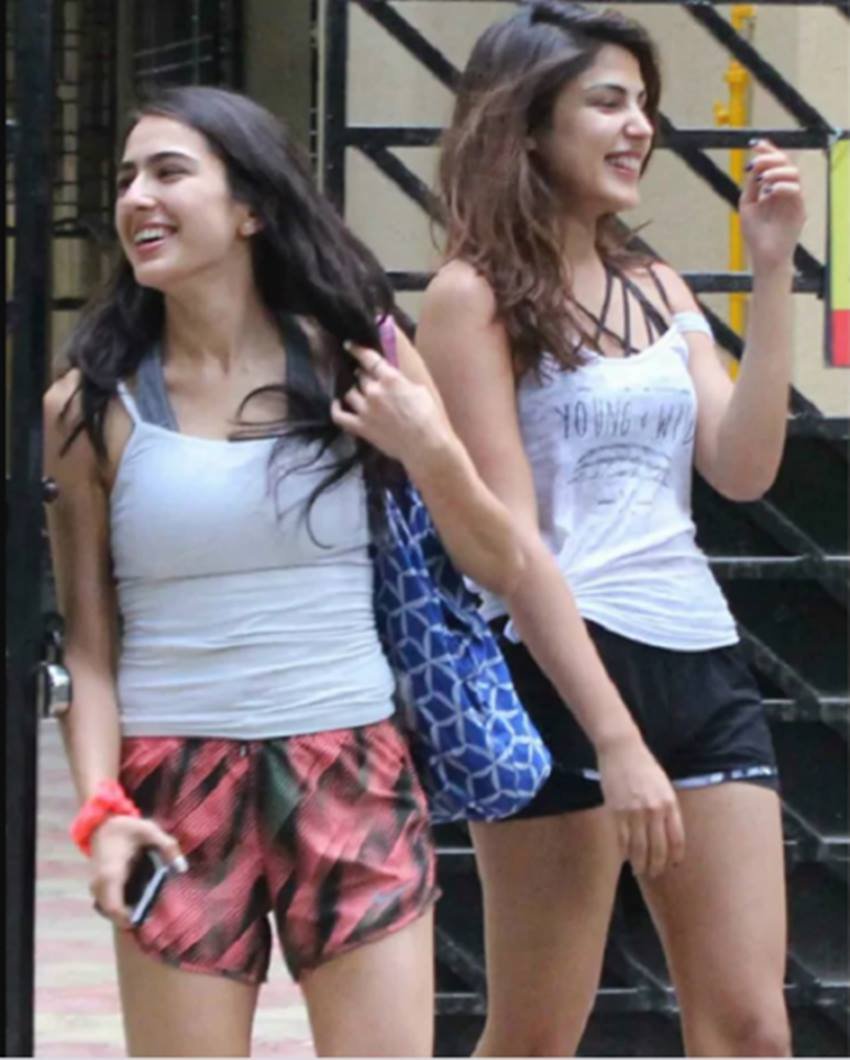 Rhea Chakravarti Jail: दिवंगत अभिनेता सुशांत सिंह राजपूत की प्रेमिका औऱ एक्ट्रेस रिया चक्रवर्ती ड्रग्स मामले में जेल में हैं। रिया के जेल जाने के बाद इस तरह की चर्चा है कि उनका करियर खत्म हो जाएगा। वहीं कुछ लोगों का कहना है कि रिया काफी पॉपुलर हो चुकी हैं औऱ उन्हें इसका फायदा भी मिलेगा। फिलहाल इन सब बहसों के बीच आपको बताते हैं कि जेल से आने के बाद कुछ मशहूर बॉलीवुड स्टार्स का कैसा रहा करियर: