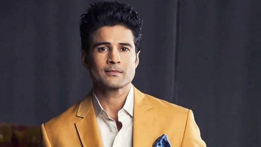 Rajeev Khandelwal: यह कहना गलत नहीं होगा कि राजीव खंडेलवाल टेलीविजन इंडस्ट्री के एक चमकते हुए सितारें हैं। बात करें टीवी, फिल्मों या फिर वेब सीरीज की तो राजीव ने हर जगह अपनी एक्टिंग से इम्प्रेस किया है। पॉपुलर टीवी शो 'कहीं तो होगा' में राजीव ने सूजल के किरदार से दर्शकों का दिल जीत लिया था। कुछ समय बाद राजीव खंडेलवाल ने यह शो छोड़ दिया। उनके जाते ही शो टीआरपी लिस्ट से बाहर हुआ और कुछ समय बाद मेकर्स ने इसे बंद कर दिया।