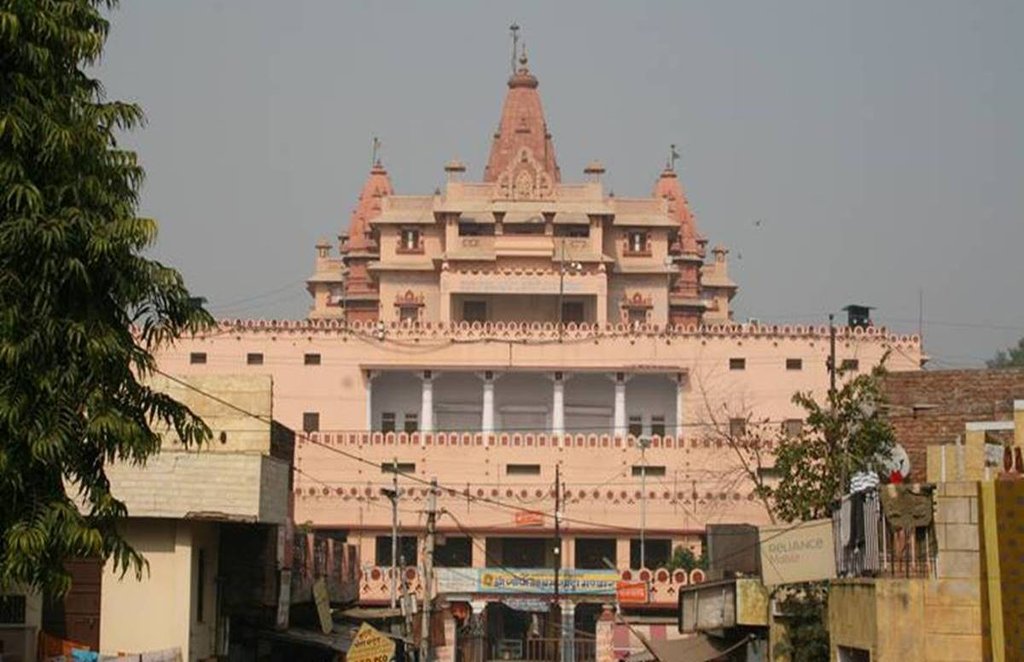 श्रीकृष्ण जन्मभूमि मथुरा के पास बनी मस्जिद को अवैध बताते हुए उसे हटाने के लिए अदालत में मामला दायर किया गया है। श्रीकृष्ण जन्मभूमि मथुरा के पास बनी मस्जिद को अवैध बताते हुए उसे हटाने के लिए अदालत में मामला दायर किया गया है।