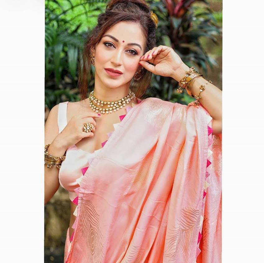 सोशल मीडिया में वह आए दिन अपनी तस्वीरें औऱ वीडियोज शेयर करती रहती हैं। तस्वीरों में पहले उनका बोल्ड लुक नजर आता था। हालांकि अब ऐसी तस्वीरें नहीं दिख रही हैं।