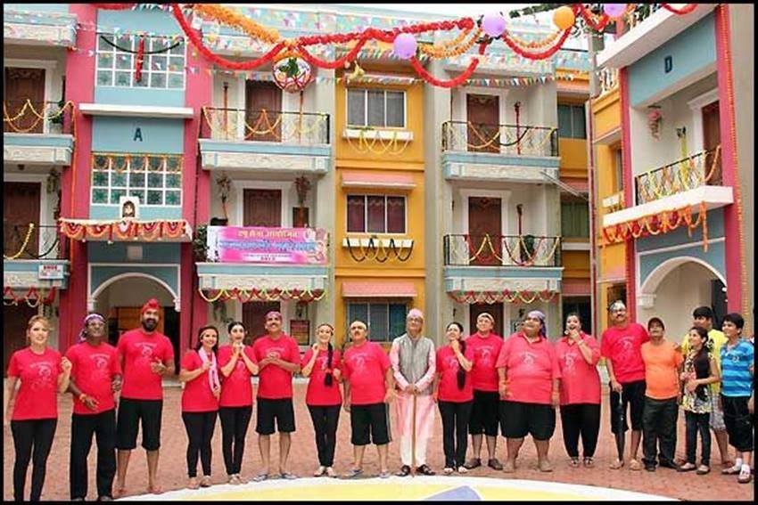 गोकुलधाम सोसायटी का सेट मुंबई के गोरेगांव फिल्म सिटी में बना है।