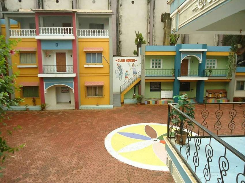 तारक मेहता..के एक्टर्स इसी शूटिंग सेट पर होली और नवरात्र जैसे फेस्टिवल्स भी सेलिब्रेट करते देखे जा चुके हैं।