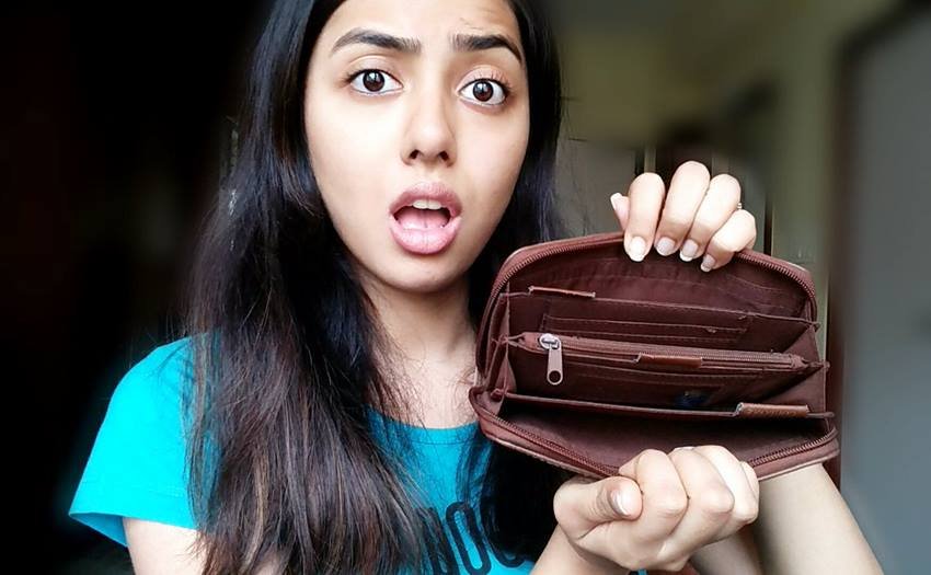 शो के शुरुआत में आत्माराम भिड़े की बेटी सोनू का किरदार निभाने वाली झील मेहता दर्शकों को काफी पसंद आती थीं। झील 9 साल की उम्र से ही शो से जुड़ी थीं और 14 साल की उम्र तक शो का हिस्सा रहीं। उन्होंने अपनी पढ़ाई के लिए शो छोड़ दिया था। शो में झील का किरदार थोड़ा चुलबुला लेकिन होनहार स्टूडेंट का था। वहीं रियल लाइफ में भी सोनू काफी होनहार हैं। अब झील काफी बड़ी हो चुकीं हैं और काफी ग्लैमरस नज़र आती हैं।